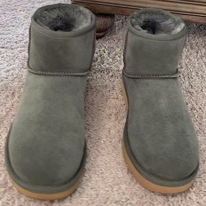 UGG Classic Mini ll - lightly worn